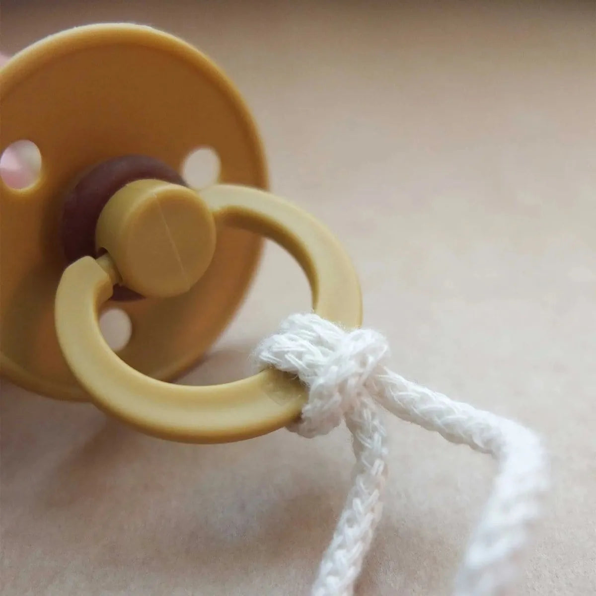 Kotenkram Schnulleranhänger Mond | Musselin senfgelb | Baby S0223K0221