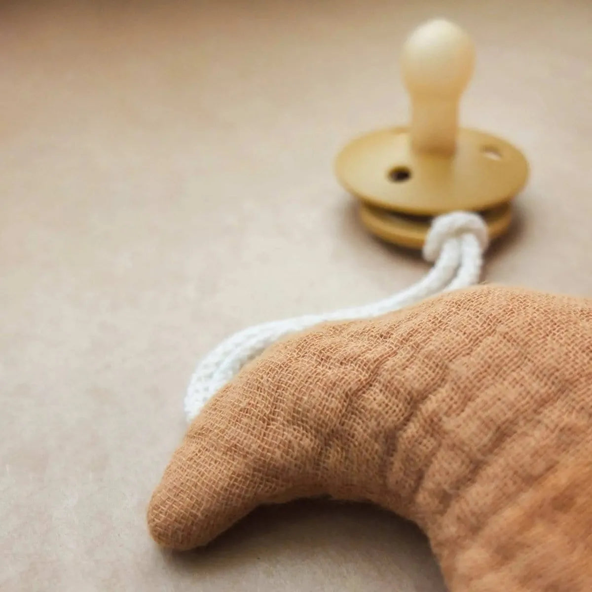 Kotenkram Schnulleranhänger Mond | Musselin senfgelb | Baby S0223K0221