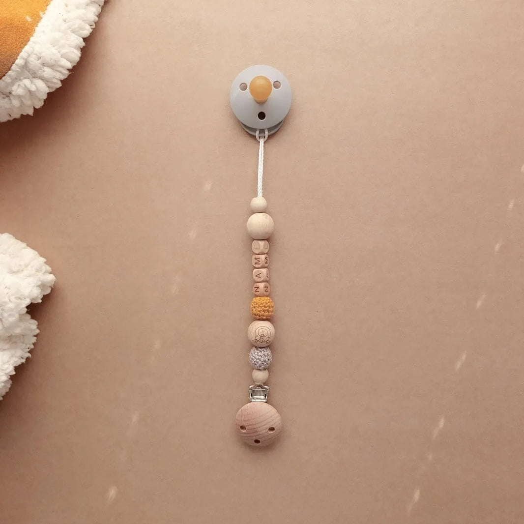 Kotenkram Schnullerkette Bär mit Namen | grau + senfgelb | Unisex S4222K0208