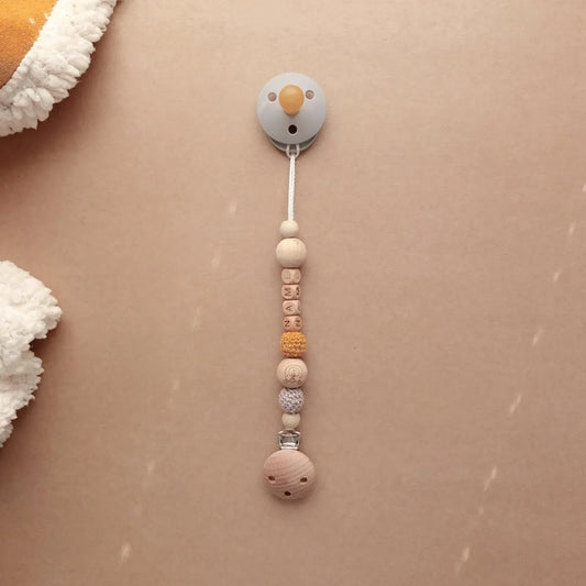 Kotenkram Schnullerkette Bär mit Namen | grau + senfgelb | Unisex S4222K0208