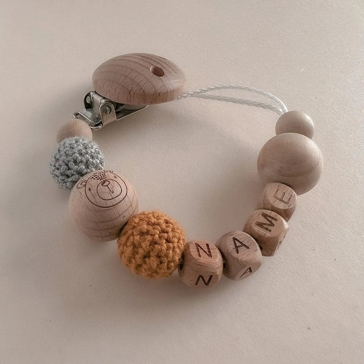 Kotenkram Schnullerkette Bär mit Namen | grau + senfgelb | Unisex S4222K0208