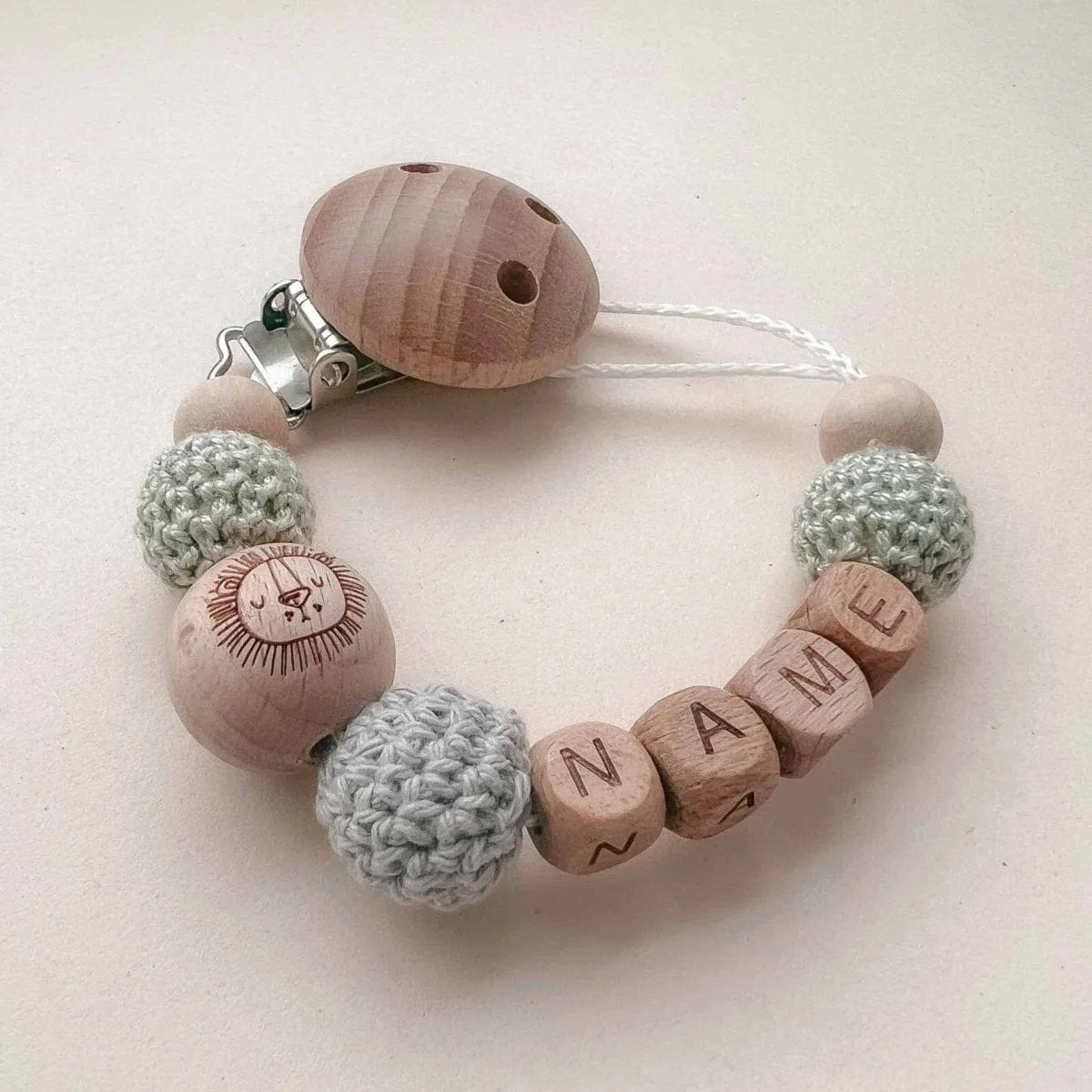 Kotenkram Schnullerkette Löwe mit Namen | hellgrün + grau | Unisex S2923K0244