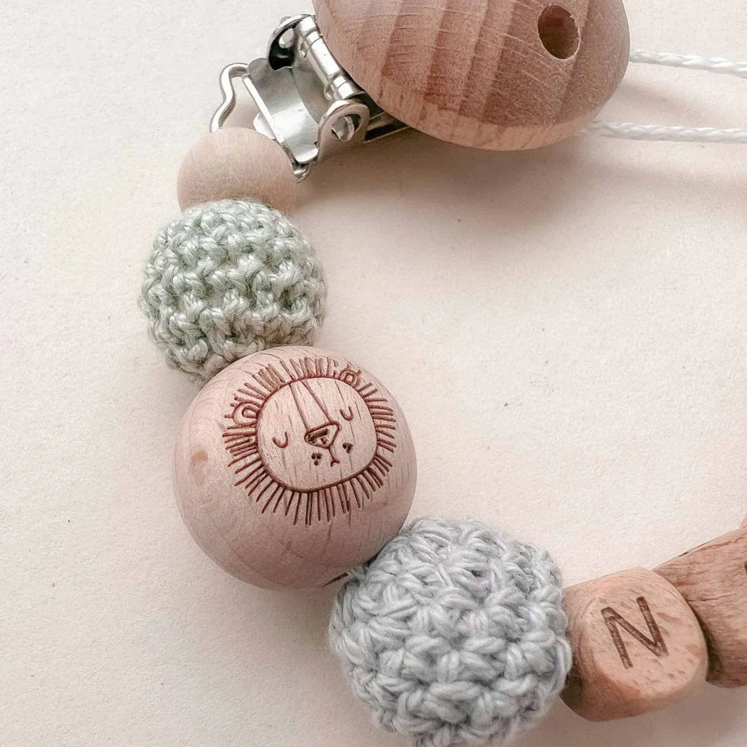 Kotenkram Schnullerkette Löwe mit Namen | hellgrün + grau | Unisex S2923K0244