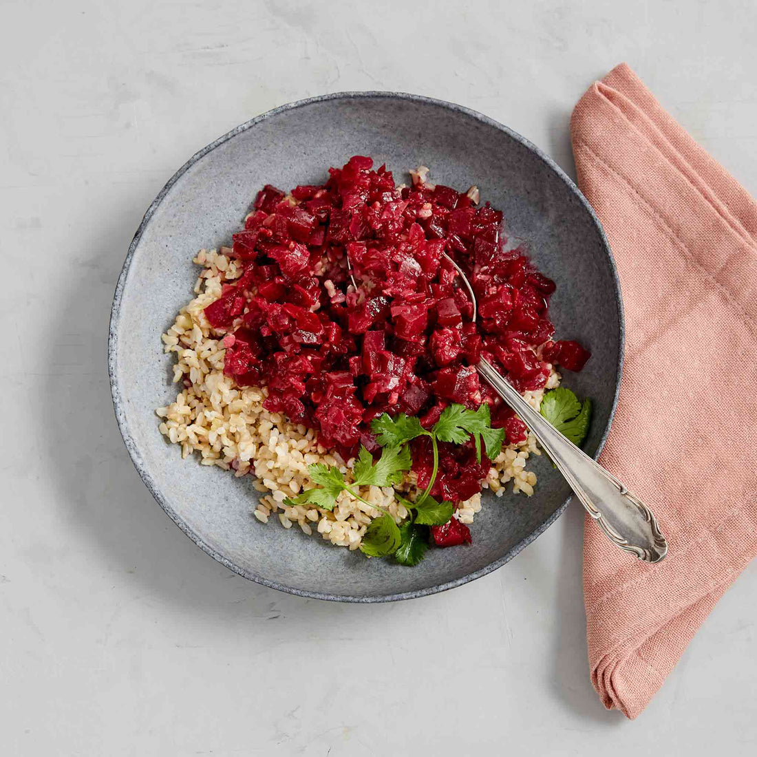 Frisch gekochte Bio-Wochenbett-Essen in einem nachhaltigen Glas von Mothers Finest – ideal für die Ernährung nach der Geburt