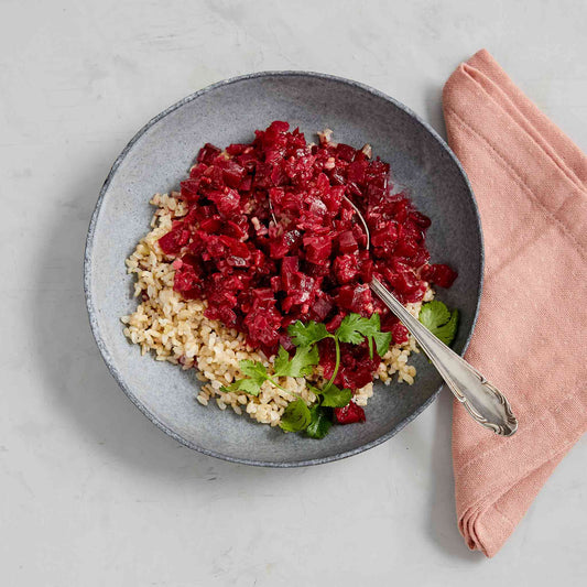 Frisch gekochte Bio-Wochenbett-Essen in einem nachhaltigen Glas von Mothers Finest – ideal für die Ernährung nach der Geburt