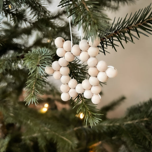 DIY Weihnachtsdeko: Sterne aus Holzperlen basteln - Kotenkram