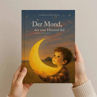 Frau hält das Kinderbuch „Der Mond, der vom Himmel fiel“ in den Händen – ein poetisches Vorlesebuch in Reimen mit Illustration eines Jungen und leuchtendem Mond auf dem Cover.