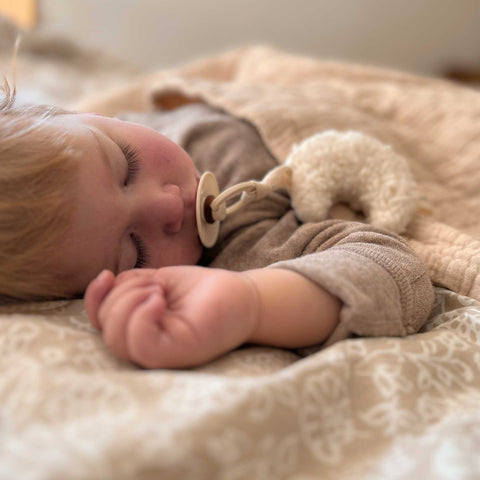 kotenkram handgefertigter mondanhänger schnulleranhänger baby teddyplüsch cremeweiß geschenk geburt