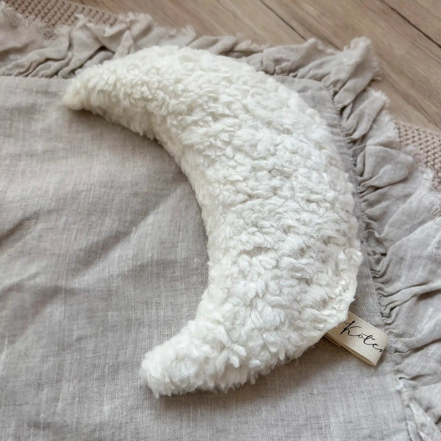 Kotenkram Traubenkernkissen klein | Teddyplüsch cremeweiß | Mondform K4222K0209