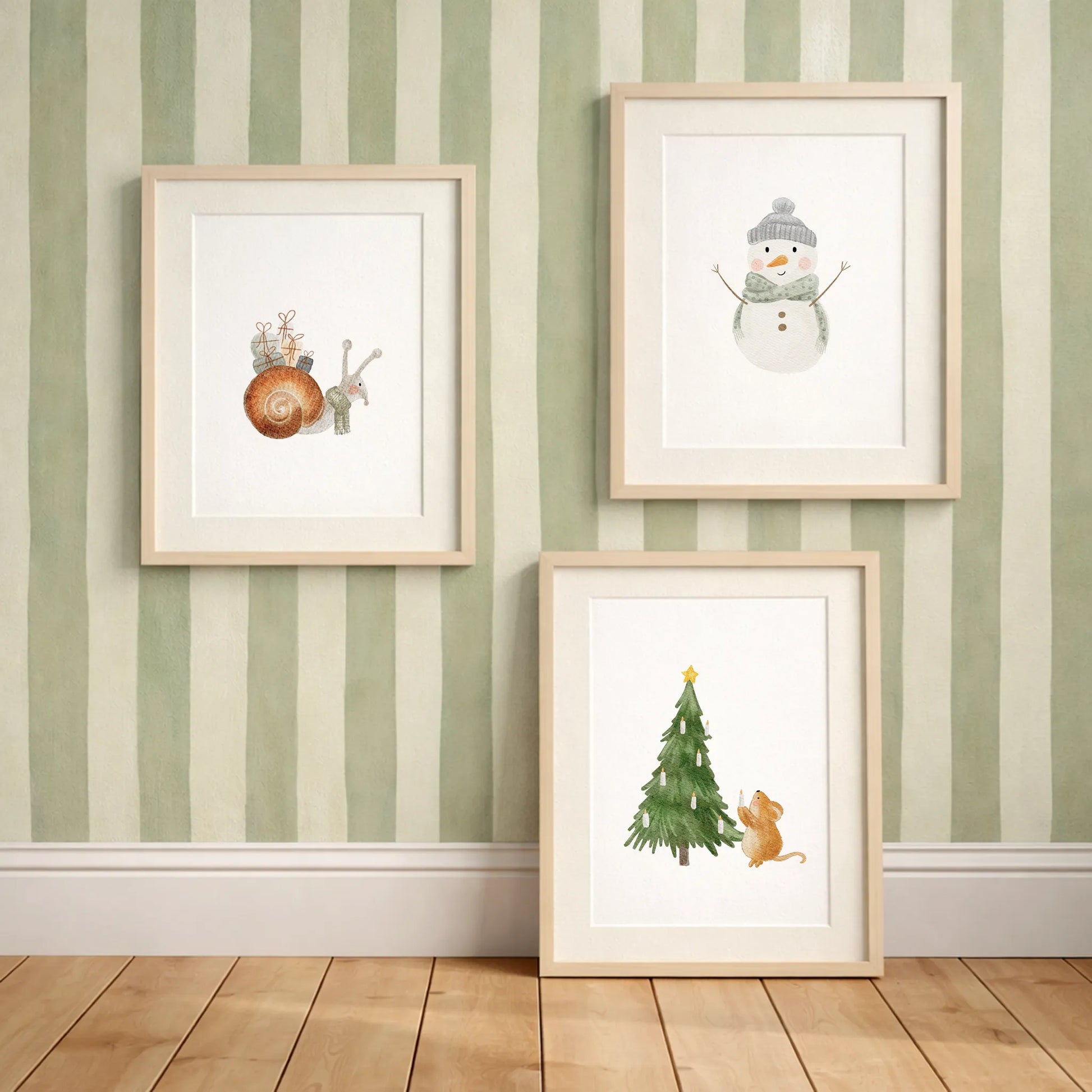 Kinderposter 'Schnecke mit Geschenken Schneckenpost', 'Schneemann', 'Maus mit Tannenbaum' | Weihnachten | DIN A4 Wandgestaltung Deko Spielzimmer Kinderzimmer Aquarell P4324K038115-P4324K038915-P4324K038117