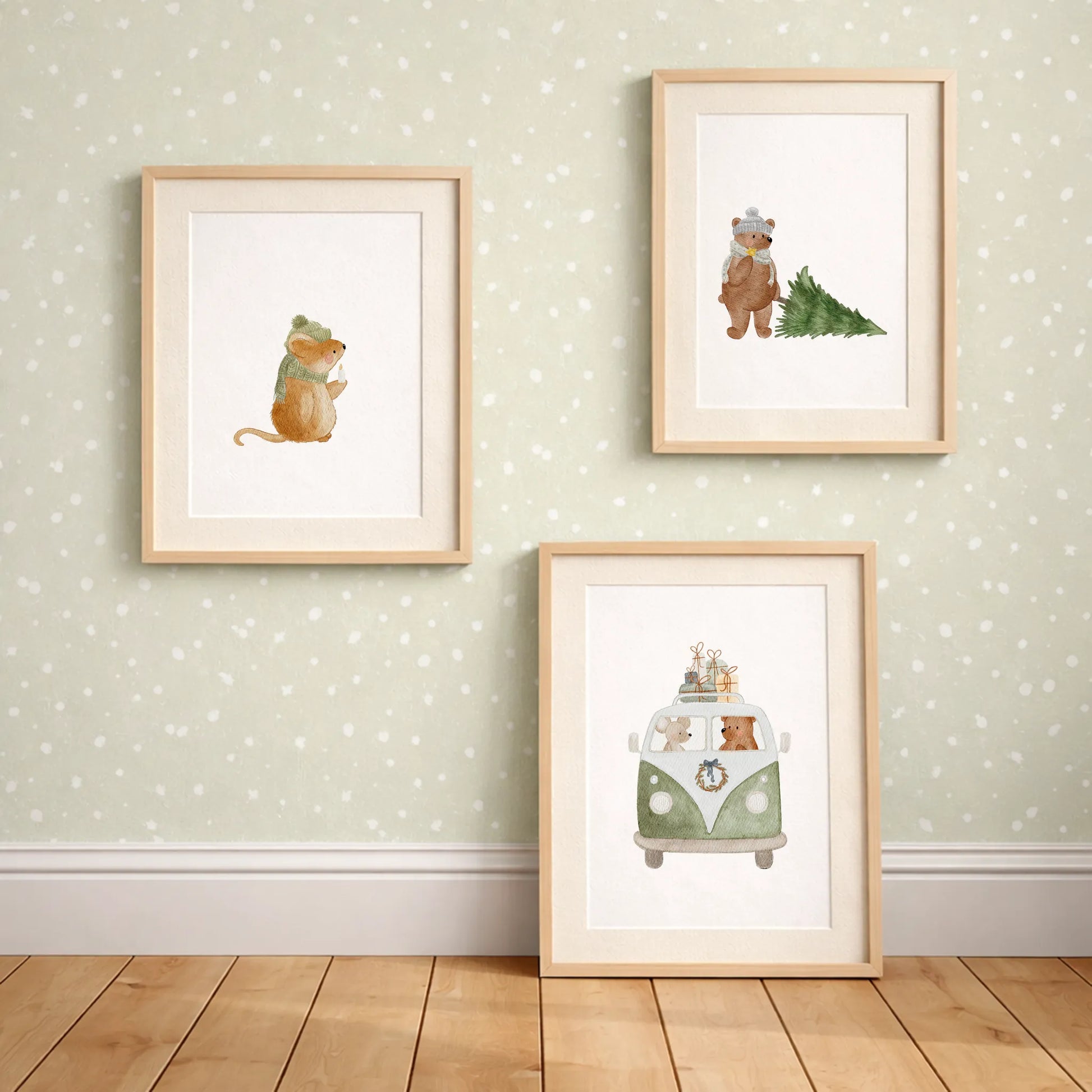 Kinderposter 'Bär Tannenbaum', 'Retro Bulli Grün Xmas', Maus mit Kerze' | Weihnachten | DIN A4 Kinderzimmer Deko Wandgestaltung Spielzimmer Aquarell P4324K038315-P4324K038715-P4324K039115
