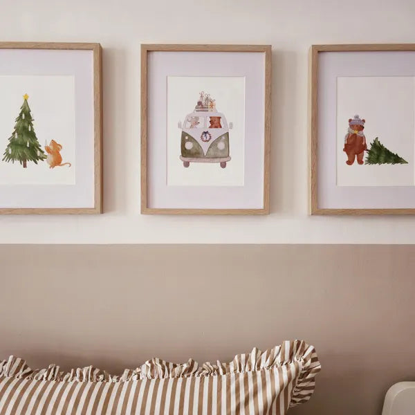 Weihnachtliche Kinderposter im Aquarellstil Retro Bus in grün, Maus mit Tannenbaum und Bär mit Tannenbaum