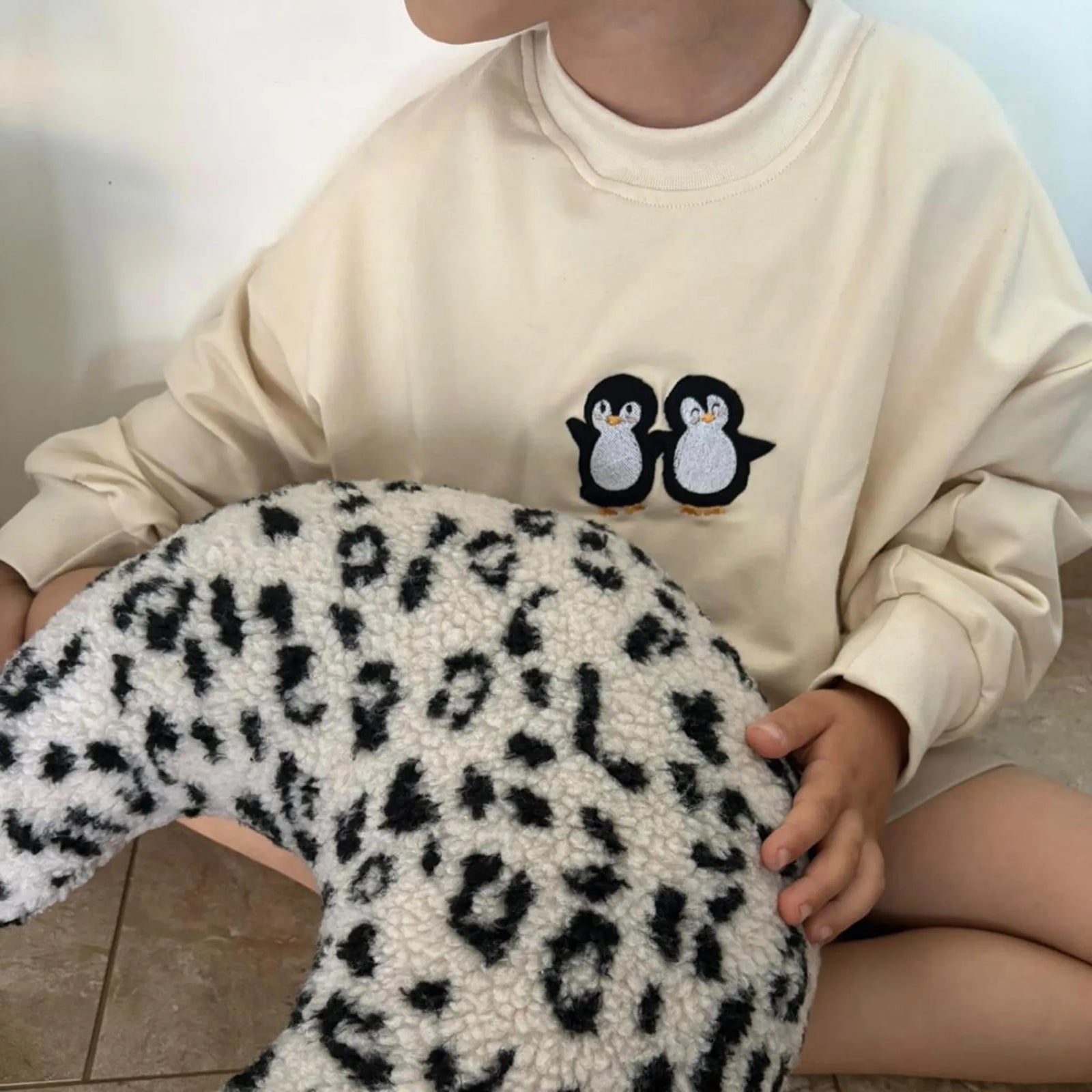 mondkissen teddyfleece im leoparden muster handgefertigt kinderzimmer deko ugc bild instagram