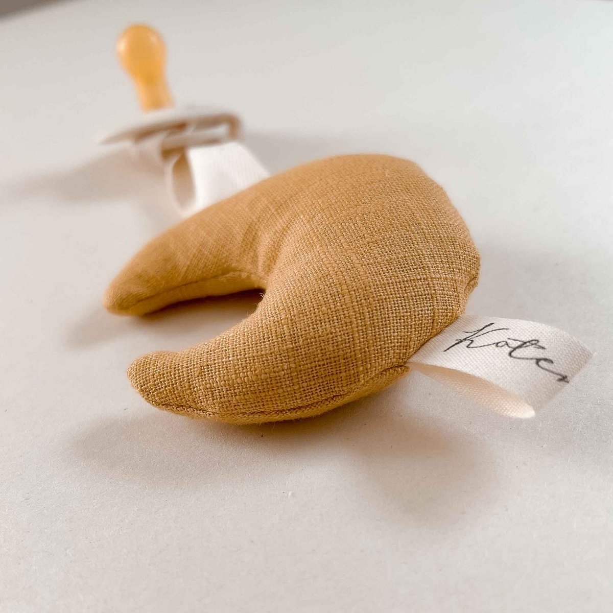 kotenkram schnullerhalter schnulleranhänger in mondform aus leinen senfgelb für babys und kinder