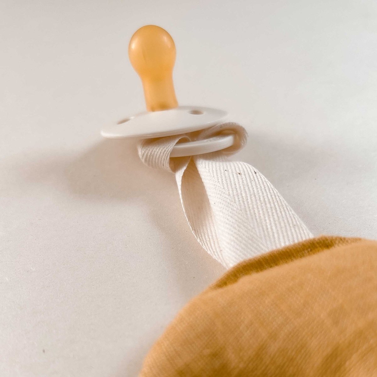 kotenkram schnullerhalter schnulleranhänger in mondform aus baumwolle frottee senfgelb für babys und kinder